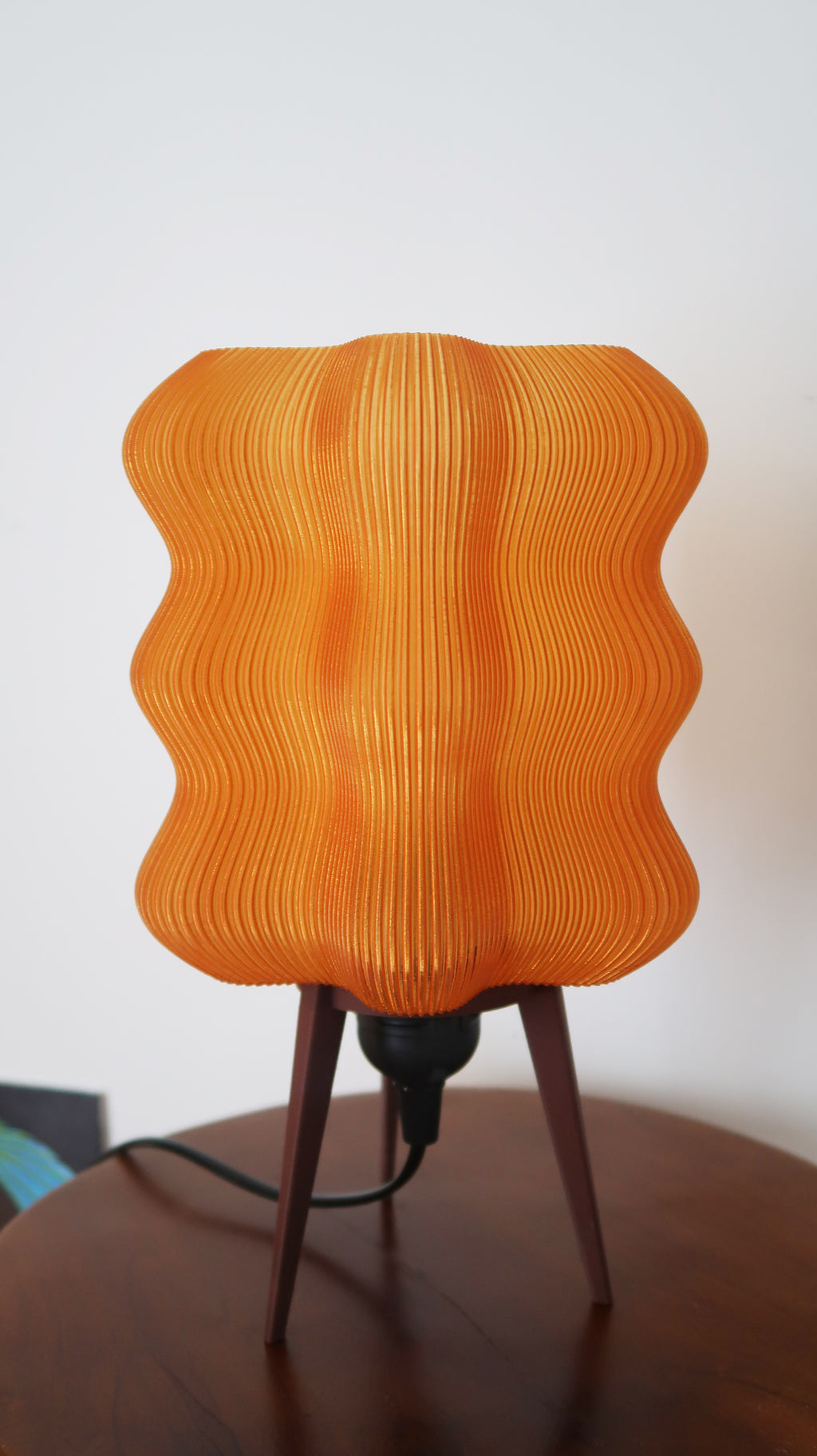 Lampe design ondulée orange foncé scintillant