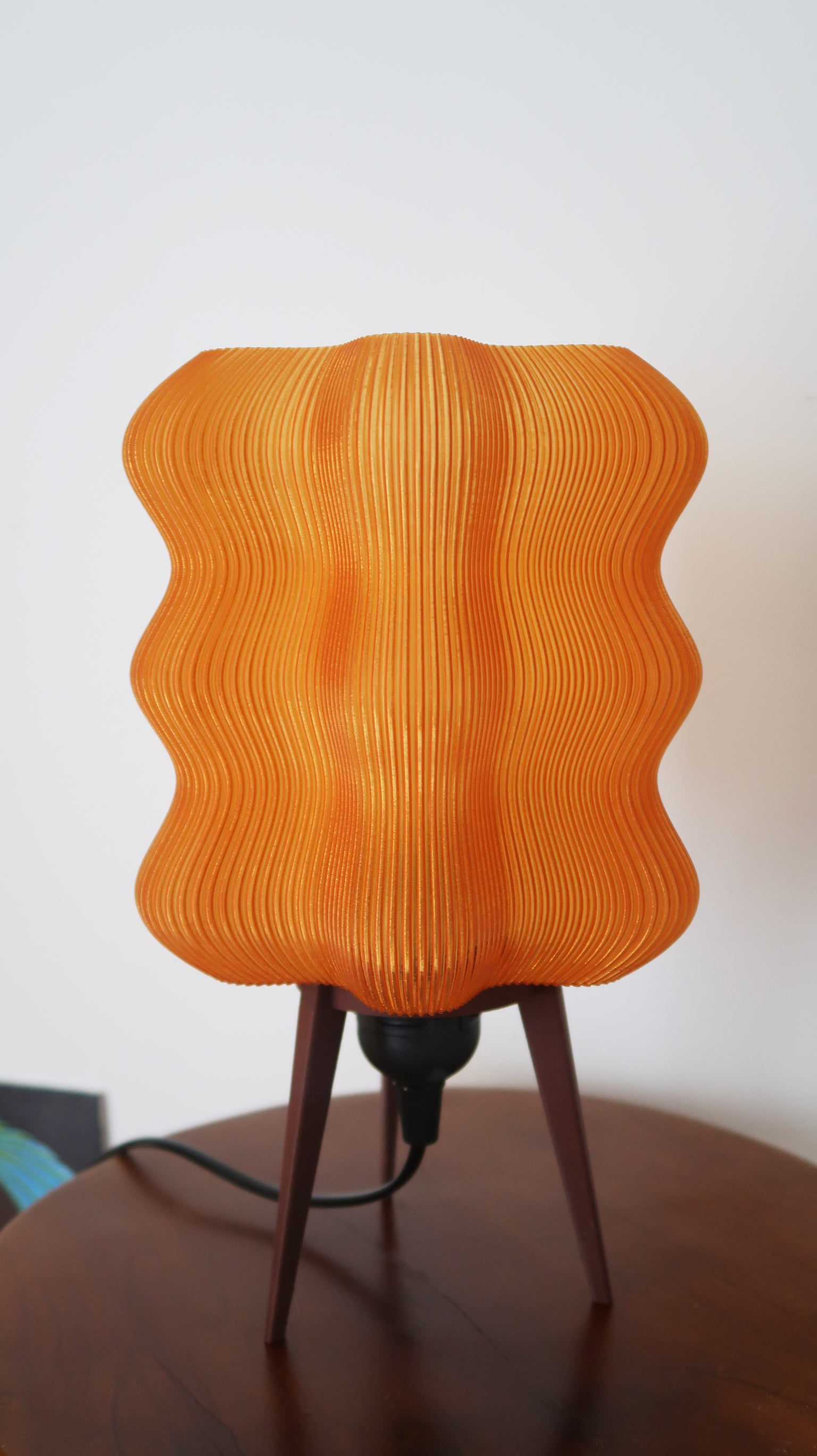 Lampe design ondulée orange foncé scintillant