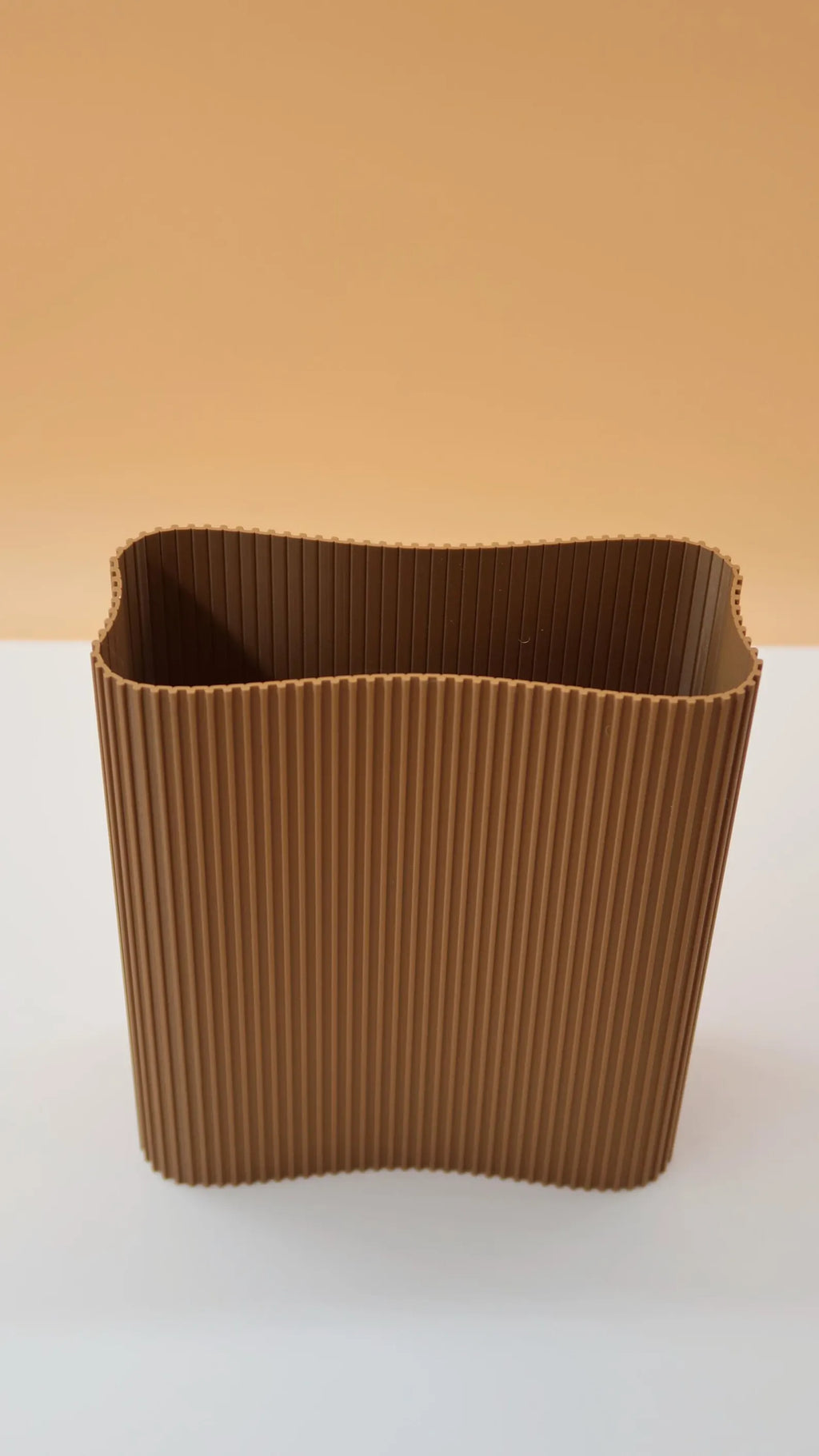 Vase nervuré marron