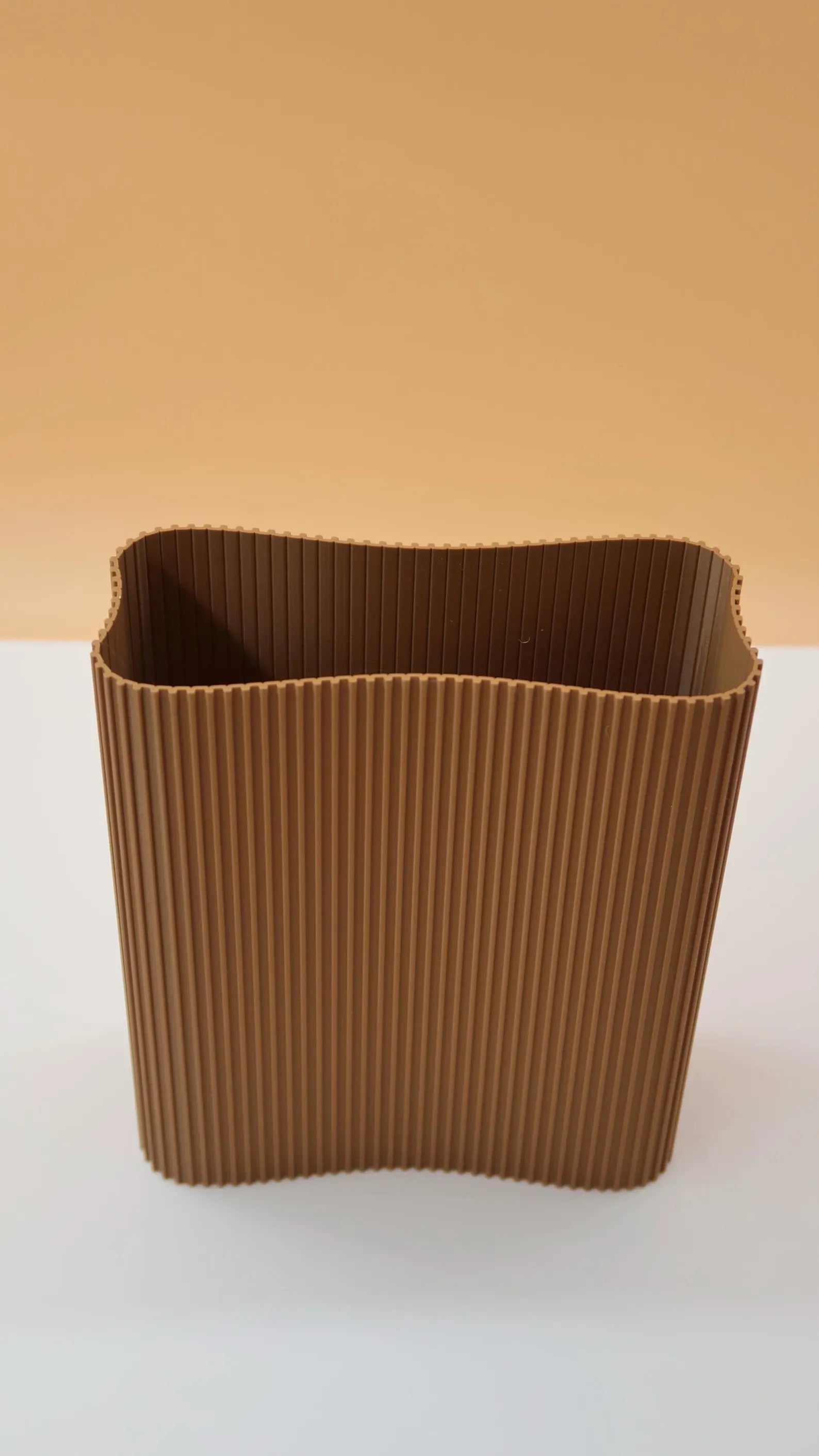 Vase nervuré marron