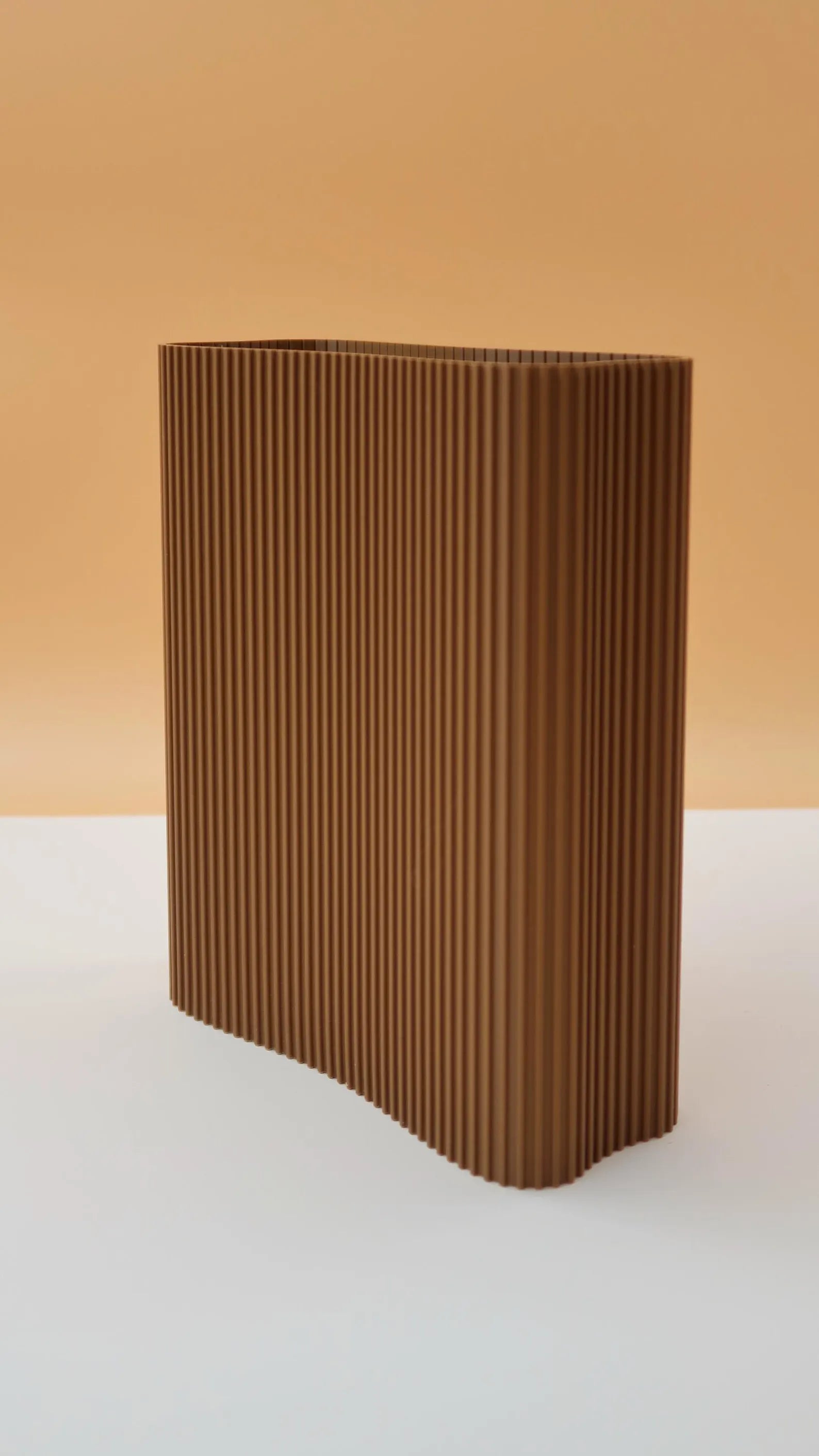 Vase nervuré marron