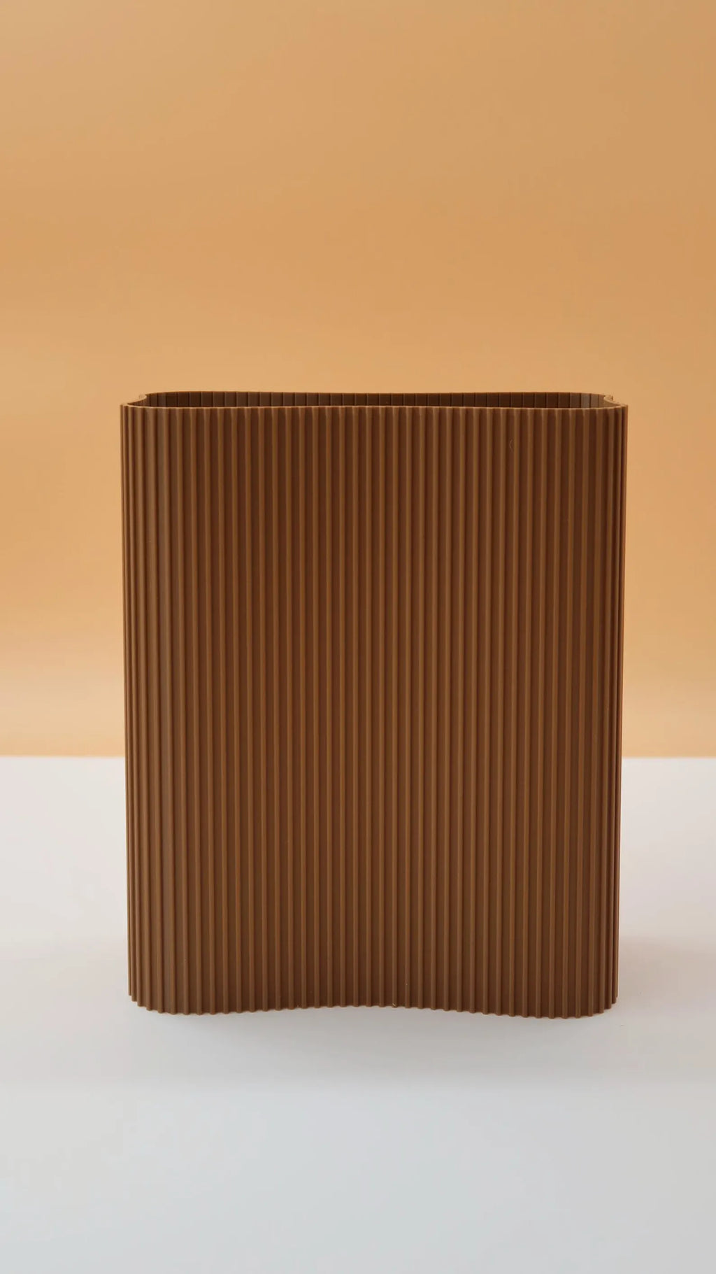 Vase nervuré marron