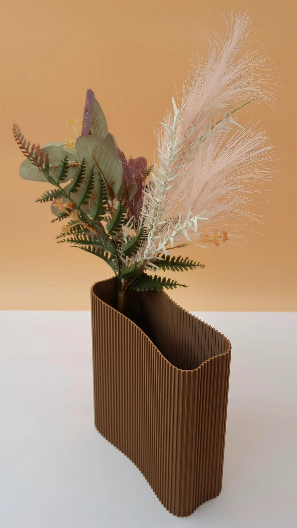 Vase nervuré marron